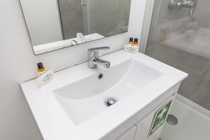 Dusche, Haartrockner, Handtücher