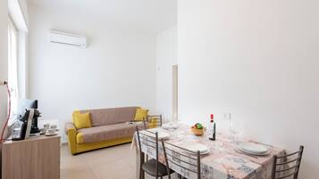 Family Apartment, Multiple Bedrooms (La Suite 2 Ondina Viareggio 200m from) | Dining