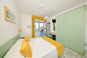 Desk, iron/ironing board, free WiFi, bed sheets - Hotel Parco Cartaromana (Ischia)