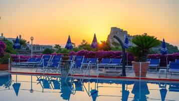 Piscine couverte, 2 piscines extérieures, parasols de plage