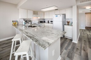 Jääkaappi, mikroaaltouuni, uuni, liesi