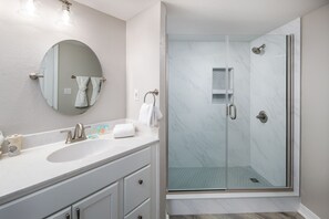 Ensemble baignoire-douche, séchoir à cheveux, serviettes fournies
