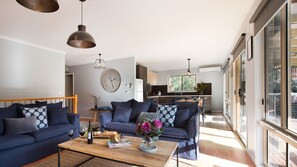 Televisie, een open haard en een kantoor