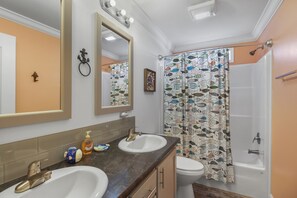 シャワー付き浴槽、ヘアドライヤー、タオル