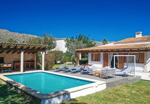 A poolside area with a pool, lounge chairs, and a pergola. - Villa Alegre, Relax just outside Pollensa recently renovated (Pollença)