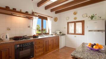 Opvaskemaskine, kaffe-/temaskine, højstol