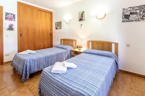 3 bedrooms, desk, iron/ironing board, WiFi