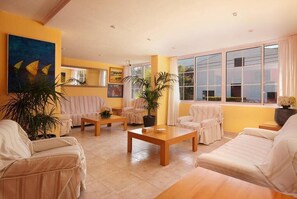 TV, mesa de pingue-pongue