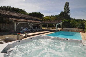 Outdoor pool - Country cottage with swimming pool and Jacuzzi (Saint-Aubin)