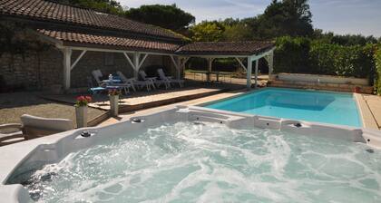 GĂźte Ă la campagne avec Piscine et Jacuzzi