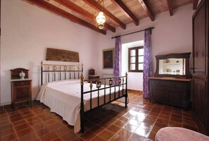 4 bedrooms, iron/ironing board, travel cot, WiFi