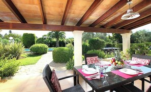 Outdoor dining - Villa Moreno, Two-bedroom house with country views (Pollença)