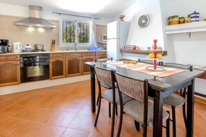 Fridge, oven, coffee/tea maker, high chair