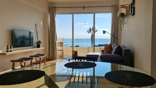 Departamento de lujo | Área de sala de estar | Televisión de pantalla plana de 43 pulgadas con canales por cable