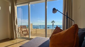 Departamento de lujo | Área de sala de estar | Televisión de pantalla plana de 43 pulgadas con canales por cable