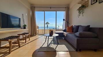 Apartemen Mewah | Area keluarga | Televisi layar datar 43-inci dengan saluran TV kabel dan Smart TV