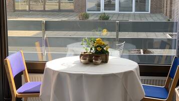 Economy Room, 2 Single Beds, Non Smoking | Free WiFi, bed sheets
