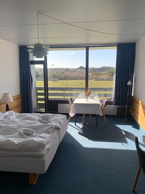 Deluxe Double Room, Beachfront | Living area