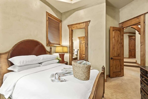 5 bedrooms, iron/ironing board, WiFi, bed sheets