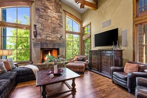 Fernseher, Kamin, Stereoanlage