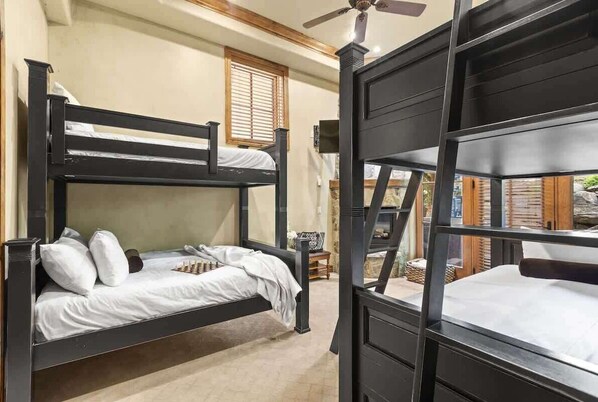 5 chambres, fer et planche à repasser, Wi-Fi, draps fournis