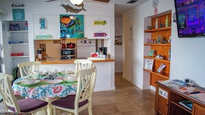 Dining - Turtles Nest  Mins to the Beach Family Condo (Destin)