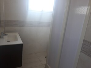 Regadera, toallas, jabón, papel de baño 