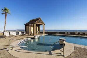 من حمّامات السباحة المغطاة