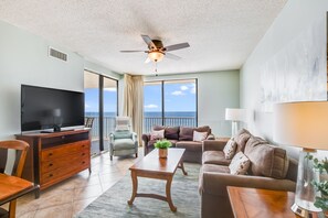 تلفزيون بشاشة مسطحة