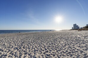På stranden