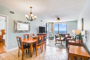 تلفزيون بشاشة مسطحة