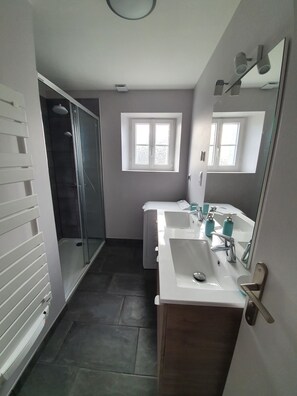 Douche, sèche-cheveux, papier toilette