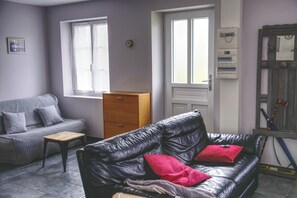 Fernseher, DVD-Player, Bücher, Musikbibliothek