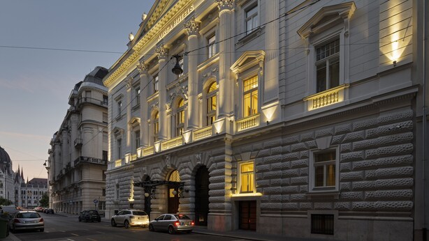 A historic building with classical architecture, featuring ornate columns and detailed facades. - Aurea Ana Palace by Eurostars Hotel Company (Budapest)