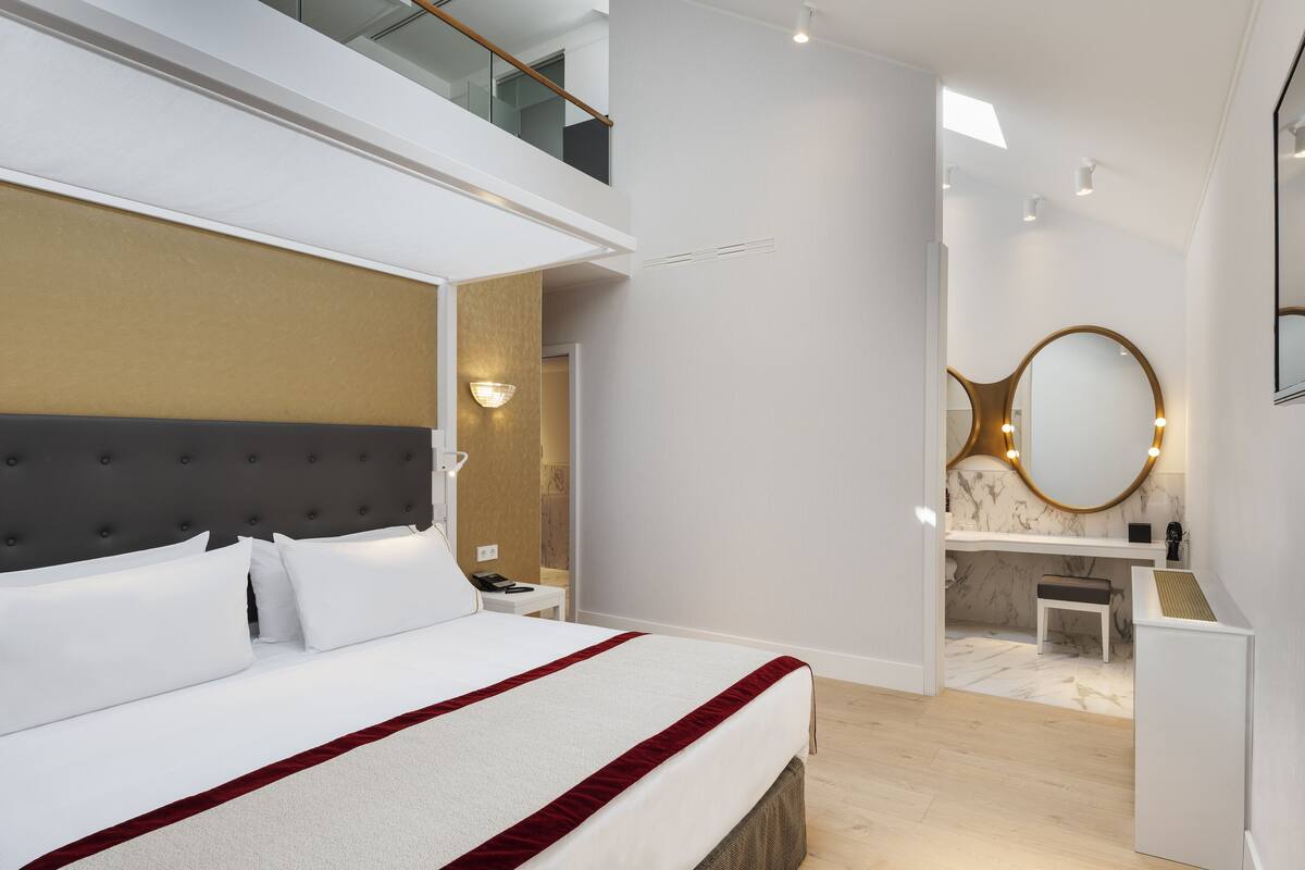 2 bedrooms, hypo-allergenic bedding, minibar, in-room safe