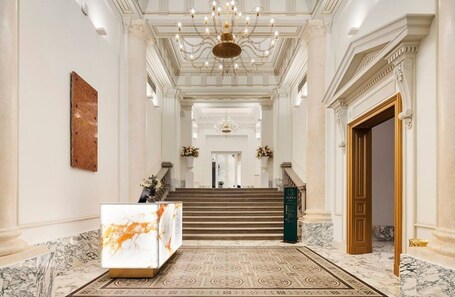 Lobby lounge