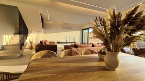 Villa – deluxe | Oppholdsområde | En 75-tommers Flatskjerm-TV med kabel-kanaler samt smart-TV