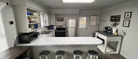 Kjøleskap, mikrobølgeovn, ovn og kokeplater