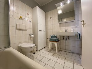 Ensemble douche/baignoire, sèche-cheveux, serviettes fournies, savon