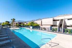 2 outdoor pools