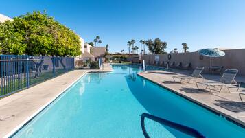 2 kolam renang outdoor