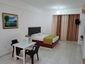 1 chambre, coffre-fort, fer et planche à repasser, lit de bébé portatif