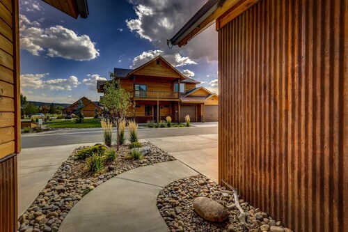 Family Friendly 4 Bdrm near Hot Springs