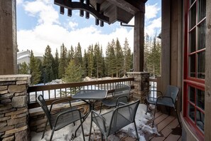 Outdoor dining - Base Camp 490 Private Hot Tub (Winter Park)