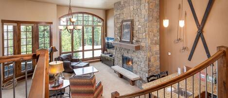 Televisie en een open haard