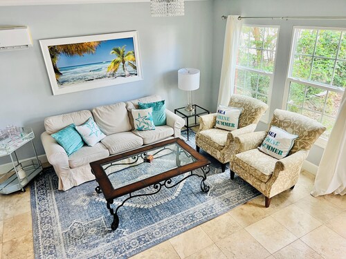 Central Beach Cozy and Convenient Beachside.
