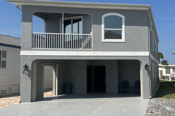 Choose this newly updated coastal themed beach house for your holiday!