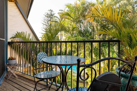 Outdoor dining. Sunlit Studio mins from Beach w/t Secluded Pool.