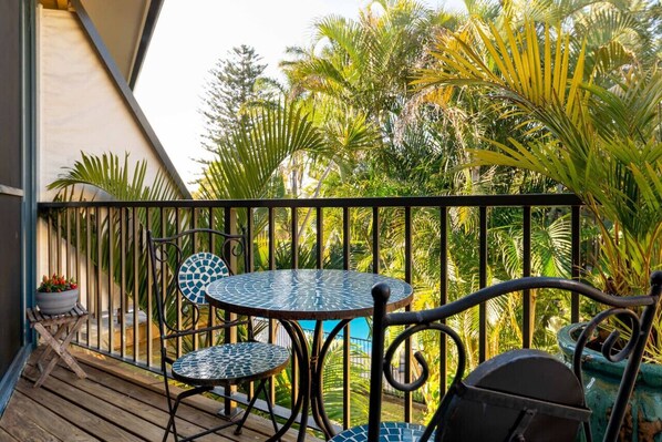 Outdoor dining - Sunlit Studio mins from Beach w/t Secluded Pool. (Mona Vale)