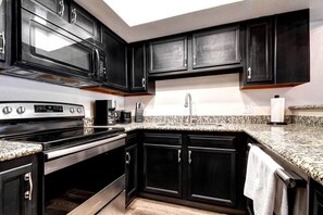 Private kitchen - Mo's Mellow Manor (Tempe)